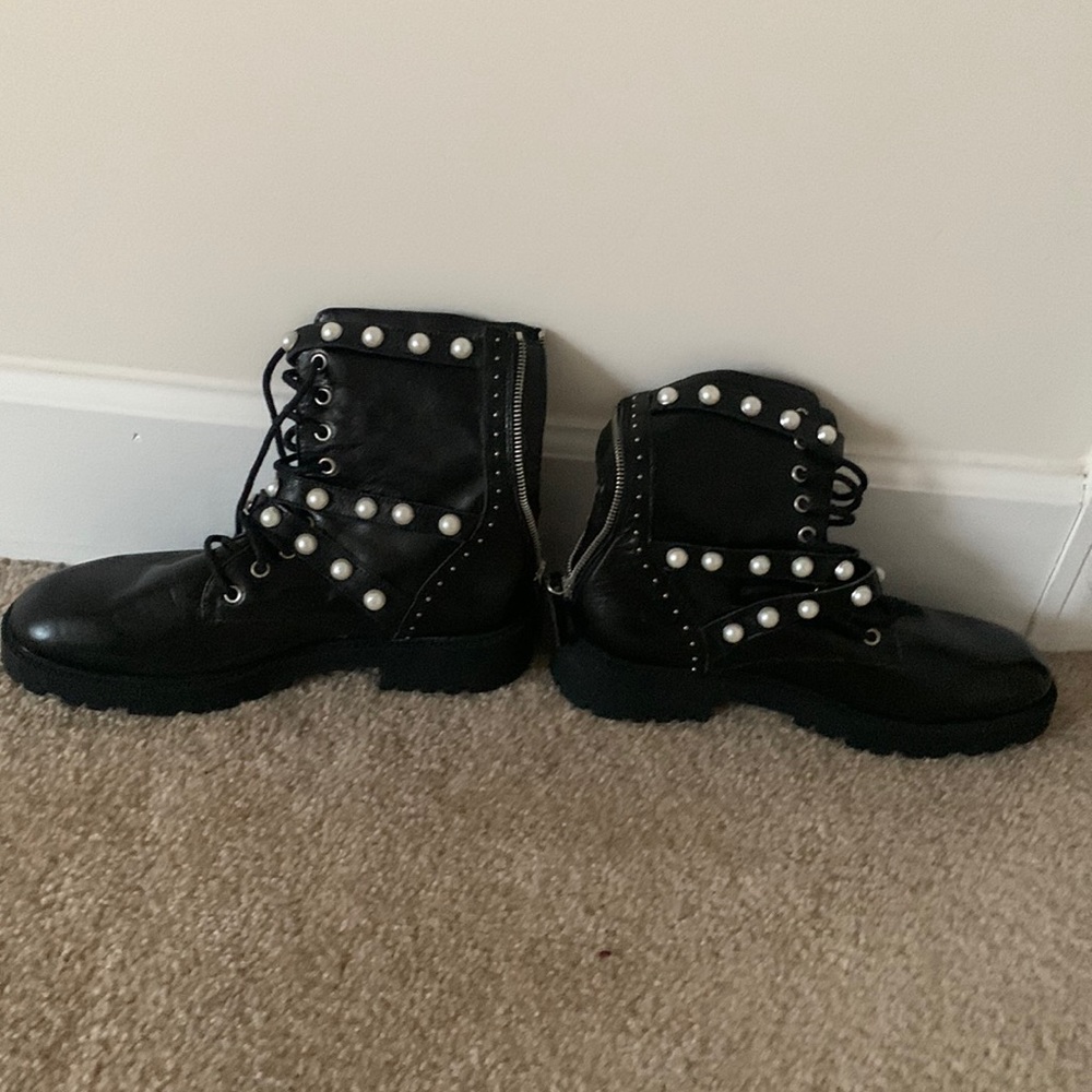 Pearl detailed boots.Size 40